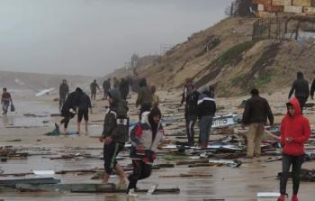 أجزاء القارب المصري بعد أن لفظتها الأمواج وسط قطاع غزة