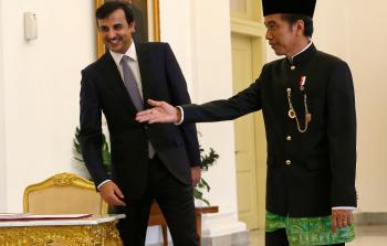 أمير قطر (يساراً) (أ ف ب)