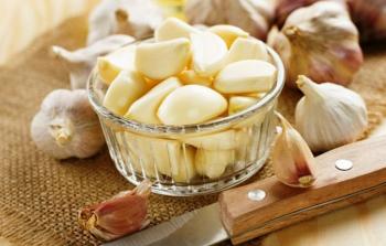 في موسم أمراض البرد والإنفلونزا، يلجأ كثيرون إلى الثوم