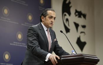 المتحدث باسم الخارجية التركية حسين مفتي أوغلو خلال المؤتمر الصحفي (الأناضول)