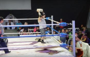 رمي الكراسي وأشياء أخرى هي جزء من ثقافة المصارعة