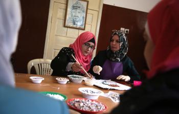 فتيات صم يتعملن الفسيفساء (الأناضول)