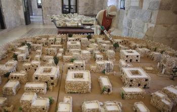 المهندسة جردانة تعكف على صنع المجسمات (الأناضول)