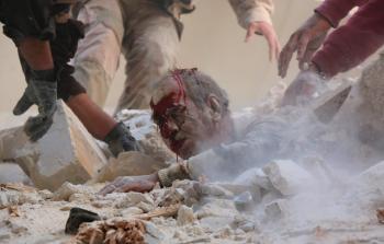 رجال الإنقاذ يحاولون انتشال رجل من تحت الأنقاض في حلب (أ ف ب)