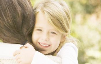 لعناق والقبل يساهمان في تنمية شخصية الطفل