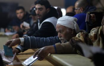 مواطنون أثناء انتظار دورهم في السفر عبر معبر رفح - تصوير / ياسر فتحي