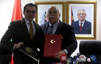 الوزيران بعد توقيع الاتفاقية (الأناضول)