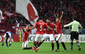 لاعبو  الفريق الياباني يحتفلون بفوزهم (أ ف ب)