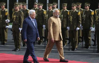 عباس أثناء استقبال رئيس وزارء الهند - الأناضول