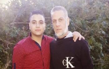 بلال العرقوب مع نجله عبيدة الذي قتل في اشتباك داخل المخيم عام 2017