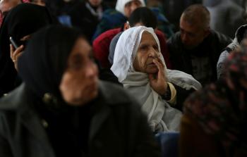 مسنة تنتظر السماح لها باجتياز معبر رفح  - صفا