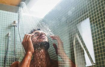  الاستحمام بماء ساخن جدا يجرف دهونا مفيدة للجلد