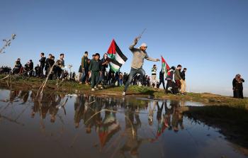 مشاركون بمسيرة العودة شرق خان يونس اليوم (تصوير/ ياسر فتحي)