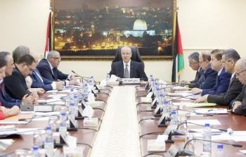 الحمد الله خلال اجتماعه بوزراء الحكومة لإقرار موازنة 2018 (أرشيف)