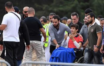 نجل خالد يودع أباه بالدعاء خلال مراسم الدفن في كرايست تشيرتش (رويترز)