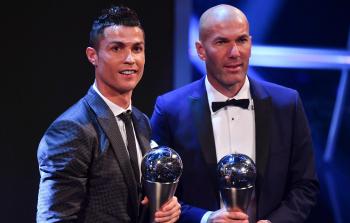 زيدان (يميناً) و رونالدو (يساراً) (أ ف ب)