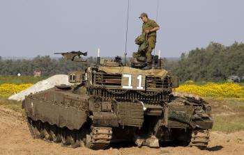 دبابة إسرائيلية خلال توغل سابق في قطاع غزة (أرشيف)