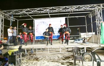 فرقة الدبكة الشعبية تؤدي عرضاً في مخيم العودة شرق غزة (تصوير / محمود أبو حصيرة)
