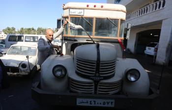 الخليلي أثناء أدائه عمله (الأناضول)