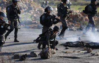 جنود الاحتلال يطلقون النار باتجاه الشبان الفلسطينيين (أ ف ب)