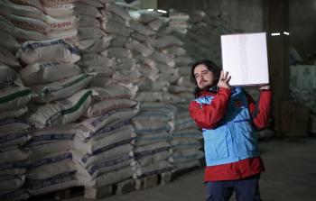 أتراك يمدون يد العون للمهجرين من حلب (الأناضول)