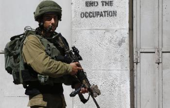 جنود الاحتلال يطلقون النار باتجاه الفلسطينيين (أ ف ب)