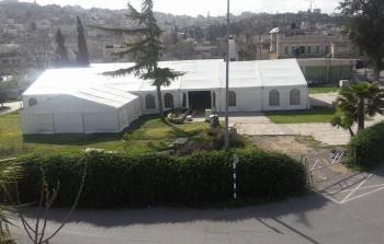 أحد الخيام التي نصبها المستوطنون في ساحة الحرم الإبراهيمي 