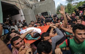 جانب من تشبيع جثمان الشهيد الزعانين (الأناضول)