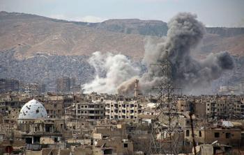 ألسنة الدخان المتصاعدة جراء المعارك المتواصل في حي جوبر في دمشق (أ ف ب)