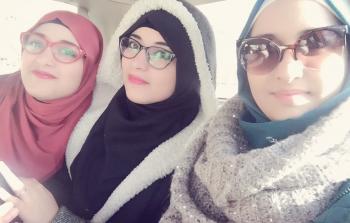 غنى كردي (يمين)  والتوأم سهام خانجي (في المنتصف) وأختها جتى (يساراً)