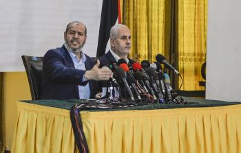 خليل الحية (يساراً) تصوير - الأناضول