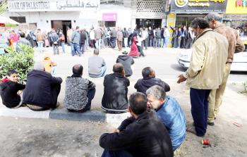 جانب من معاناة مستحقي شيكات الشؤون وهم ينتظرون صرفها (أرشيف)