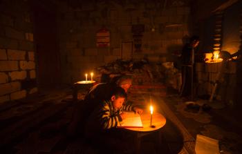 مواطنون يعانون من أزمة انقطاع التيار الكهربائي في غزة - (أ ف ب)