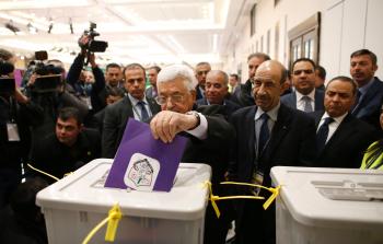 رئيس السلطة الفلسطينية والقائد العام لفتح محمود عباس أثناء مشاركته في انتخابات الحركة - (أ ف ب)