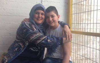 شادي فراح (14 عامًا) مع أمه من داخل سجون الاحتلال
