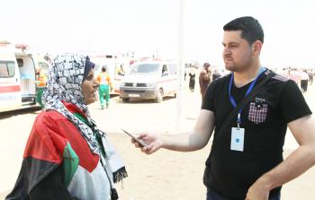 الزميل نور الدين صالح خلال إجرائه المقابلة مع الحاجة عطاف وادي (تصوير / محمود أبو حصيرة)