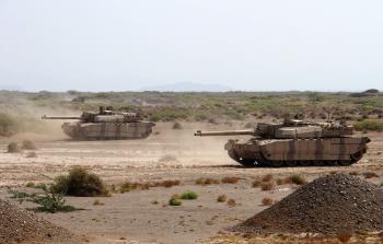 قوات الجيش اليمنية أثناء تقدمها  باتجاه مدينة المخا - (أ ف ب)