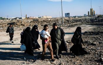 صورة أرشيفية لنازحين من الموصل (أ ف ب)