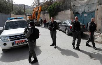 جنود الاحتلال يواصلون التنغيص على الفلسطينيين (أ ف ب)