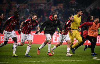 ميلان يحتفل بفوزه أمس (أ ف ب)