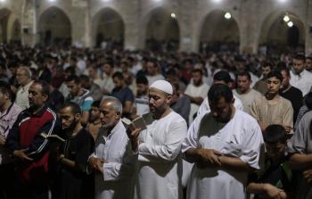 جانب من صلاة التراويح بالمسجد العمري بغزة (الأناضول)