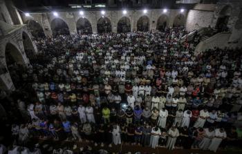 جانب من إحياء ليلة القدر في المسجد العمري أمس (الأناضول)