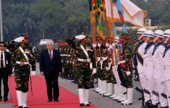 الرئيس محمود عباس في زيارته لبنغلادش (أ ف ب)