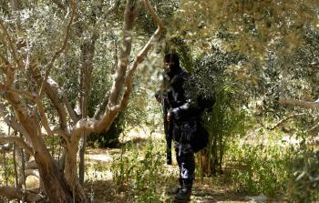 جانب من اشتباكات الأجهزة الأمنية في غزة مع مطلوبين في استهداف موكب الحمد الله -( أ ف ب)