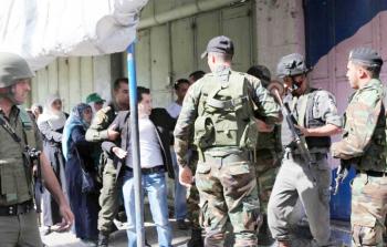 عناصر أمن السلطة خلال اعتقالهم أحد المواطنين (أرشيف)