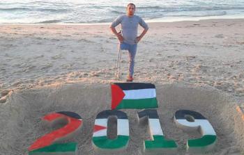 عندما تكتمل اللوحة تبدو كأنها طبعت على رمل البحر