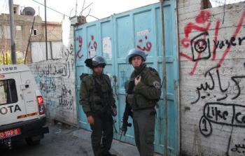 جنود الاحتلال يسرقون أموال الفلسطينين خلال اقتحام منازلهم