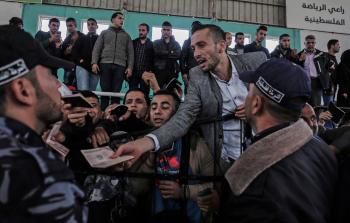 مواطنون ينتظرون دورهم في السفر بصالة (أبو يوسف النجار) - (أ ف ب)