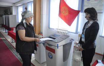 جانب من الانتخابات الرئاسية القرغيزية (أ ف ب)