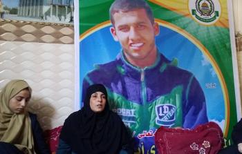 والدة الشهيد أبو لولي وشقيقاته